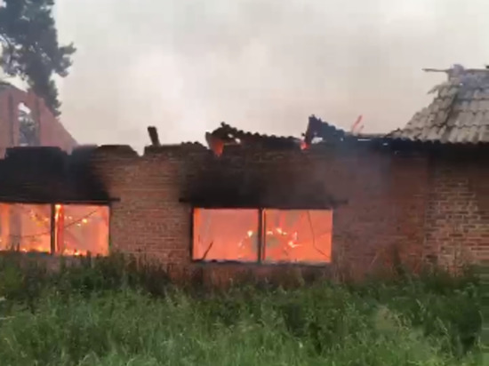 Гроза спалила кирпичный дом в Кузбассе