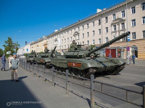 Военный парад и народные гуляния: как тысячи петрозаводчан отпраздновали День города