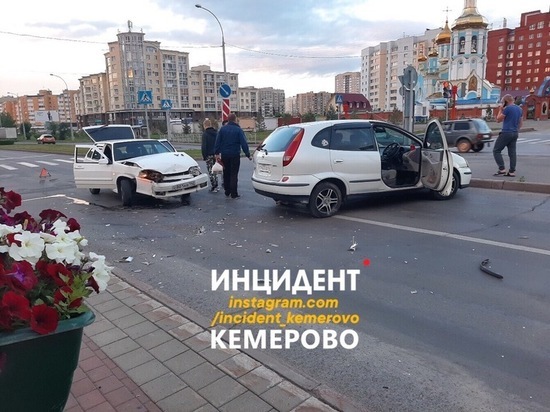 Возле кемеровского храма произошла авария