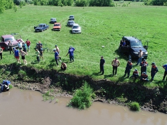 Еще два школьника в Алтайском крае ушли купаться на речку и пропали
