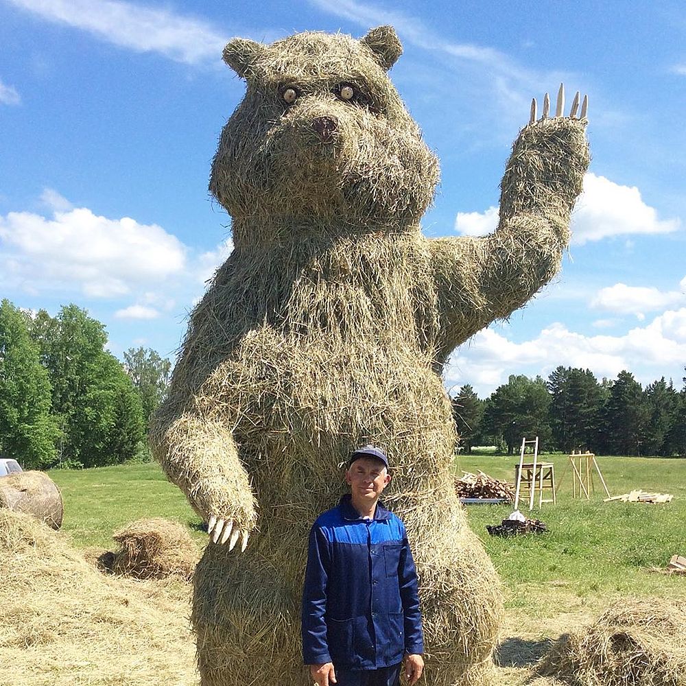 Алтайский скульптор сделал огромные фигуры медведя и лося из сена