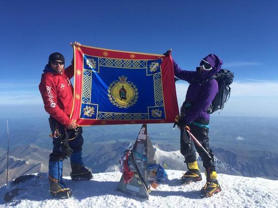 На вершину Эльбруса подняли знамя рязанской Академии ФСИН