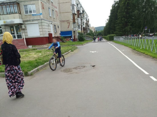 Кемеровским пешеходам угрожает дыра в асфальте