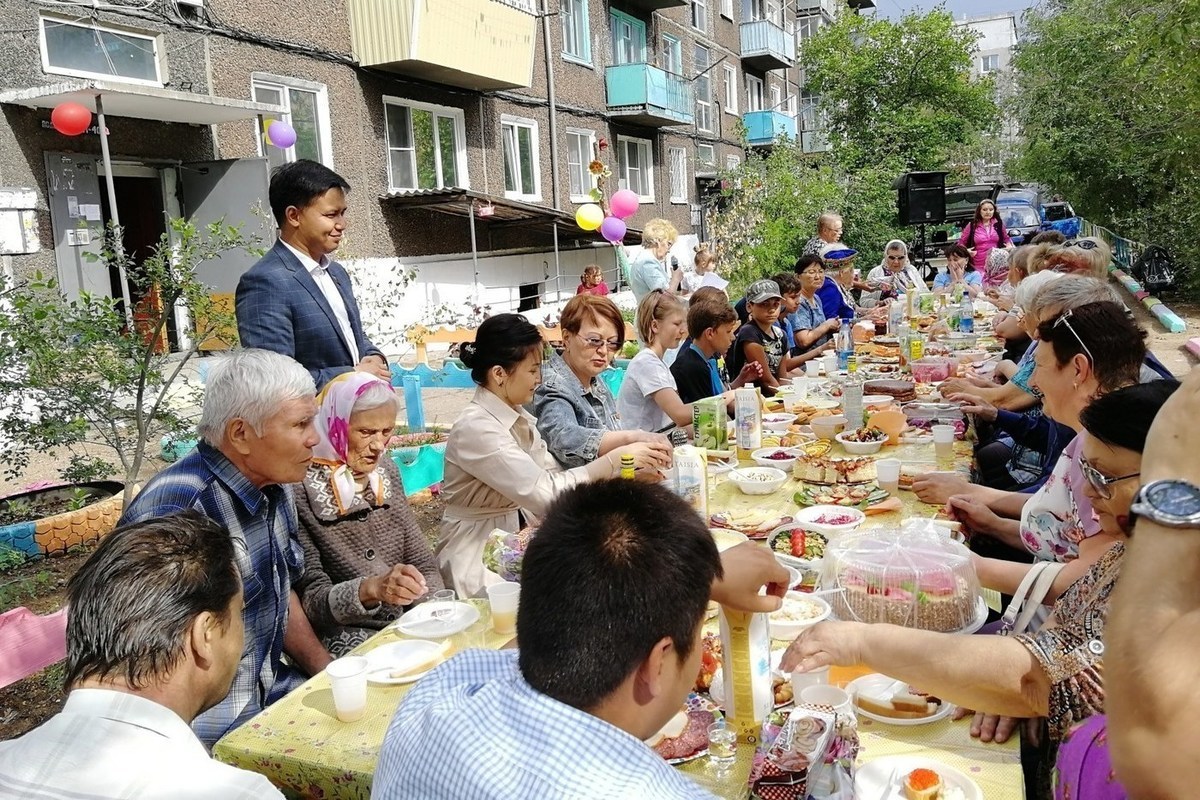 юбилей во дворе дома (100) фото