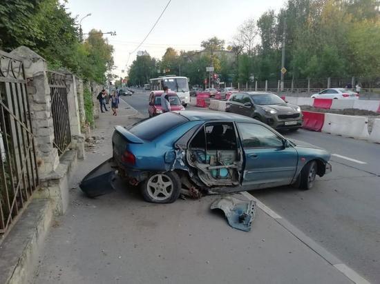 Неизвестный участник аварии в Твери скрылся с места ДТП