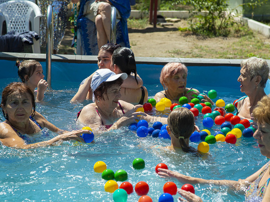 Астраханские пенсионеры резвились с молодежью в бассейне