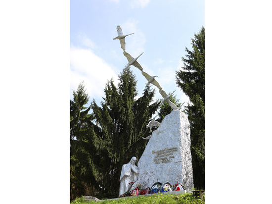 В селе Дзуарикау в честь героев поставлен памятник