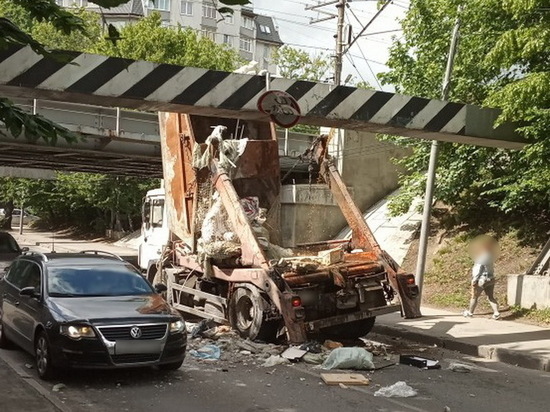 В Калининграде под мостом на Островского застрял мусоровоз