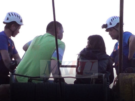 Девушку с крана на КСК в Чите уговорили спуститься спасатели