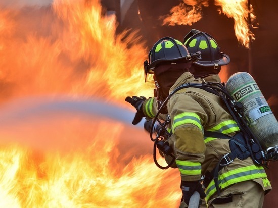 Пожар в доме в Ноябрьске тушили 18 минут
