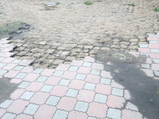 В Омске украли тротуар