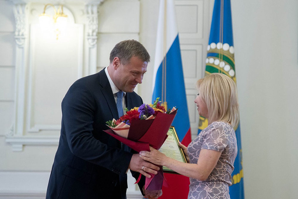 В Астрахани наградили лучших школьников: кадры с торжественного приема 