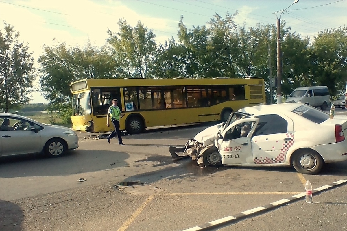Авария в саранске вчера. ДТП на Химмаше в Саранске. ДТП В Саранске вчера Химмаш. ДТП Саранск вчера автобус.