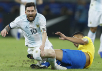 В полуфинале Кубка Америки сборная Бразилии обыграла команду Аргентины со счетом 2:0. Бразильцы вышли в финал, где сыграют с победителем полуфинала Чили - Перу, аргентинцы сыграют в матче за третье место.