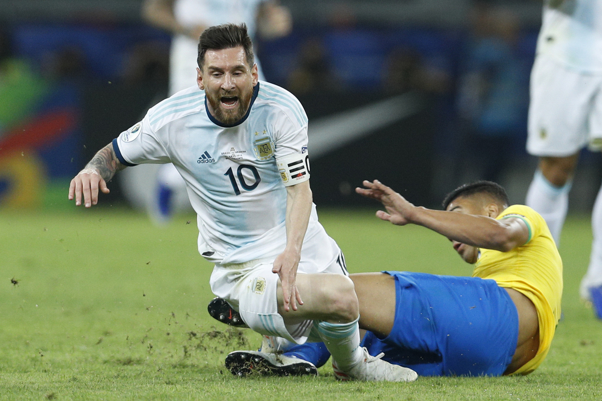 В матче Бразилия - Аргентина в полуфинале Кубка Америки победили бразильцы, Месси снова остался без титула