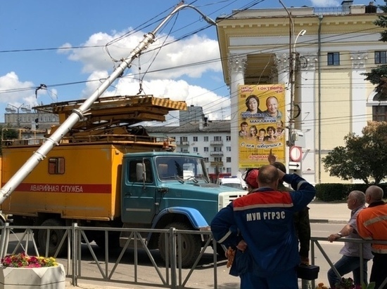 В центре Рязани фонарный столб упал на ЛЭП