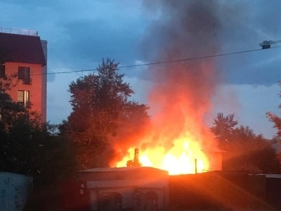 Нежилой дом по ул Малой загорелся в Чите