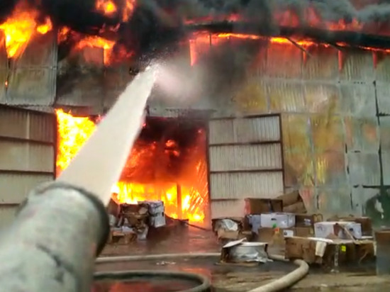 В Краснодаре загорелся склад: площадь пожара 1,2 тыс квадратных метров