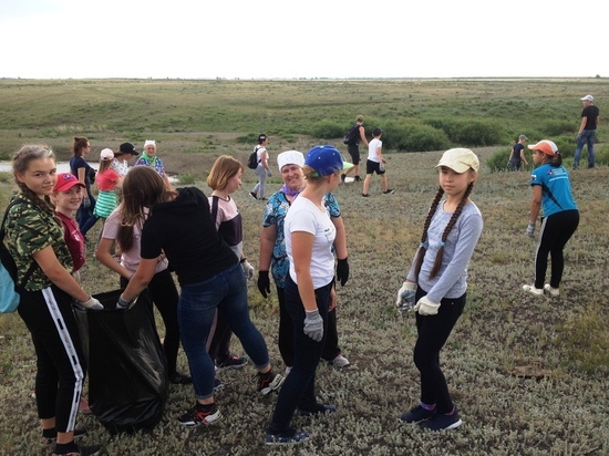 Школьники Варненского района очистили берега реки Карталы-Аят