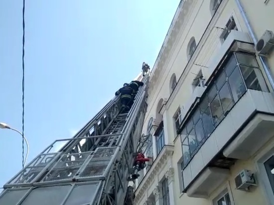 Из-за пожара в Краснодаре эвакуировали жителей пятиэтажки возле ж/д вокзала