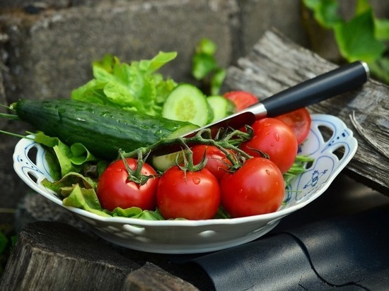 В Псковской области дешевеют огурцы и помидоры