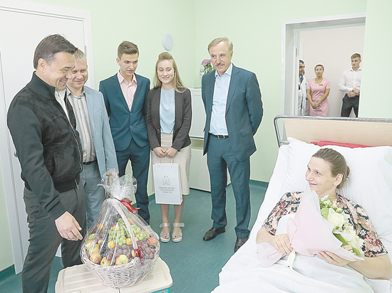 Андрей Воробьев поздравил многодетную семью в Люберцах с рождением... 14‑го ребенка и вручил жилищный сертификат