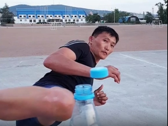 Главный тайский боксер Бурятии отвинтил ногой крышку бутылки