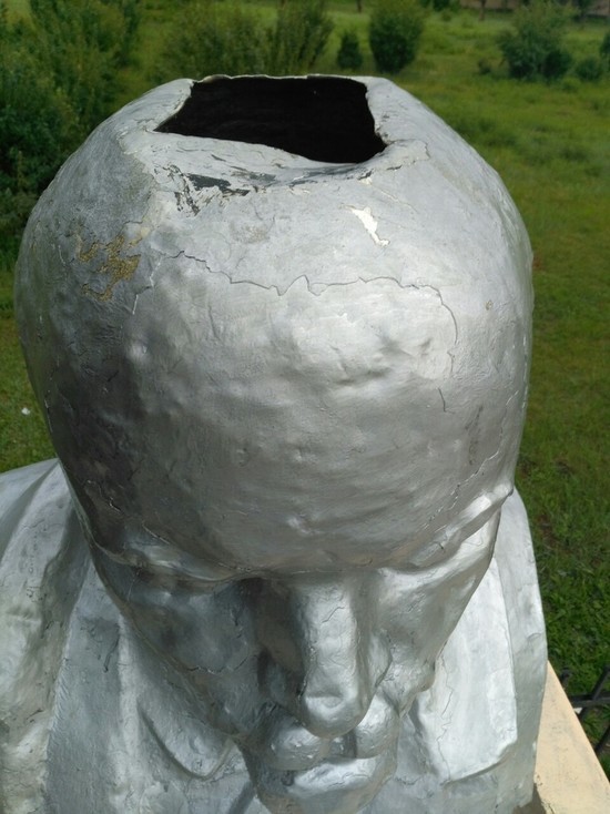 Вандалы «пробили голову» памятнику Ленина в селе Забайкалья