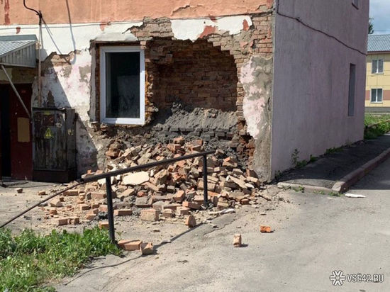 Эвакуированным из дома с обвалившейся стеной дали временное жильё в Кемерове