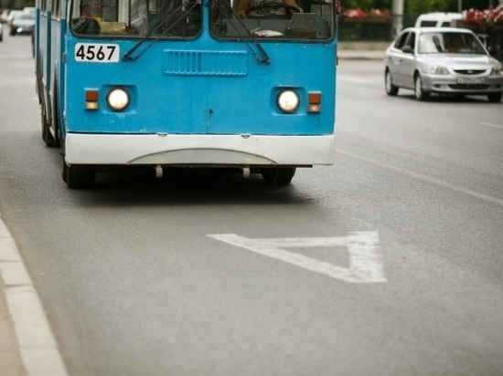 В центре Волгограда утром маршрутка подрезала троллейбус