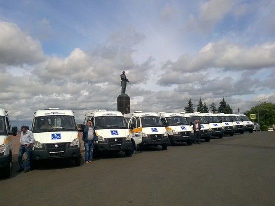 Социальным службам десяти районов Нижегородской области переданы новые микроавтобусы