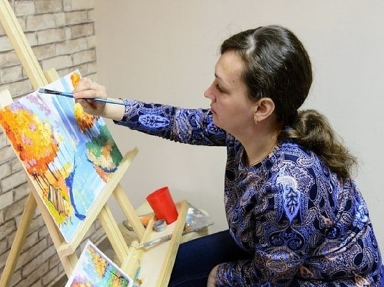 Картины, созданные глухими художницами, представили в Барнауле