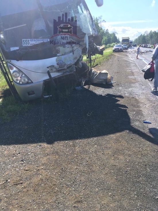 На трассе в Нижнем Ингаше иномарка столкнулась с автобусом
