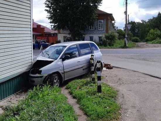 Пьяная девушка-водитель врезалась в дом в Тверской области