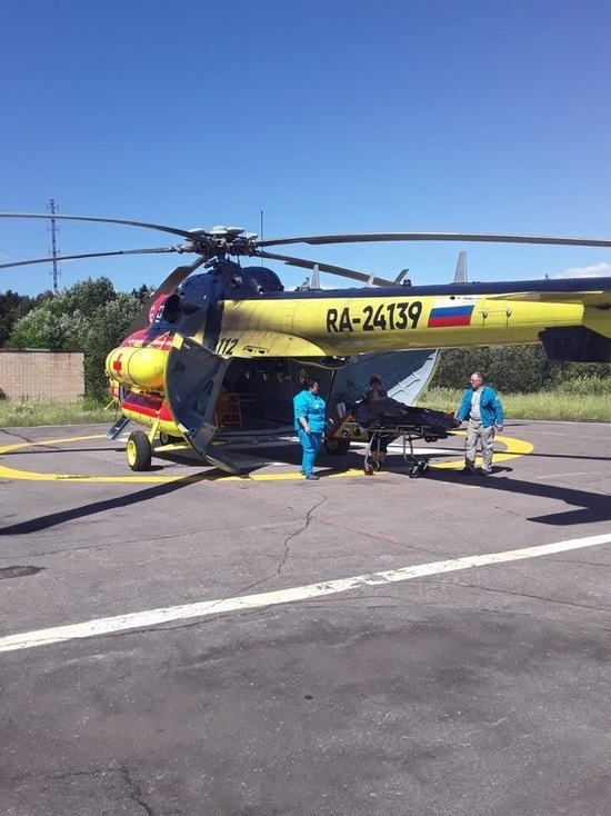 Пациента с разрывом сухожилий на ногах эвакуировали на вертолёте в Петрозаводск