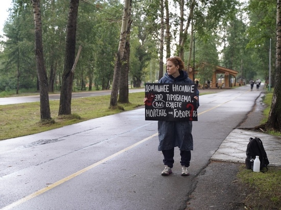 «Вы будете молчать или говорить?»: красноярка вышла на еще один одиночный пикет в поддержку сестер Хачатурян
