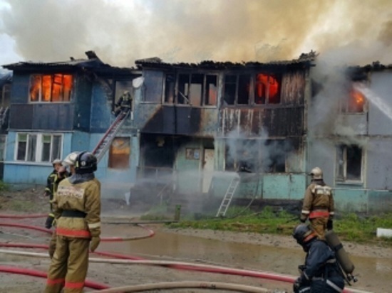 Жилой дом в Ноябрьске тушили 22 человека