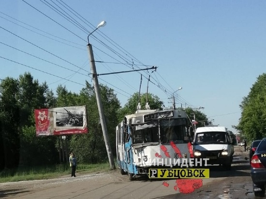 Троллейбус на полном ходу влетел в опору ЛЭП в Рубцовске