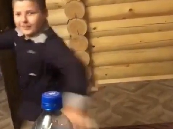 Сын главы Чечни открывает бутылку «с ноги»