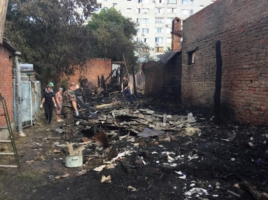 Завалы после пожара на улице Коммунаров разбирают сотрудники администрации Краснодара и казаки