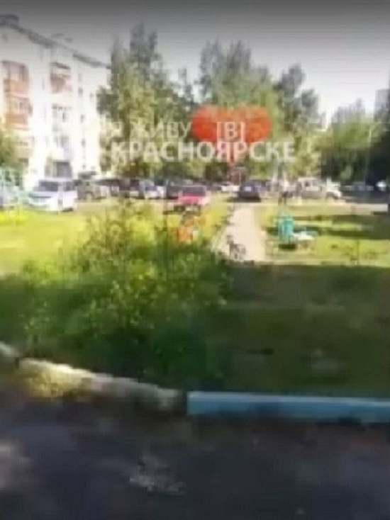 «Инь и ян»: в Свердловском районе двор убрали наполовину