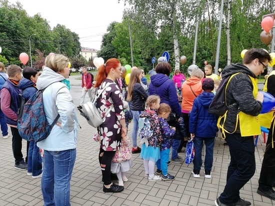 Петрозаводчане собираются на набережной, чтобы участвовать в ежегодном параде семьи