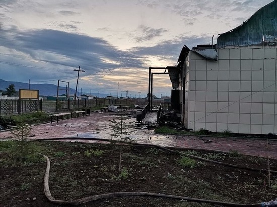В Туве сгорел сельский Дом культуры, по которому  ударила молния