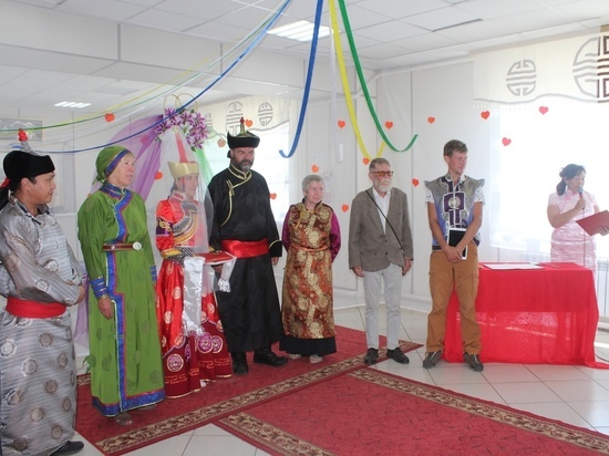 Археологов из Санкт-Петербурга женили в Туве по национальным обычаям