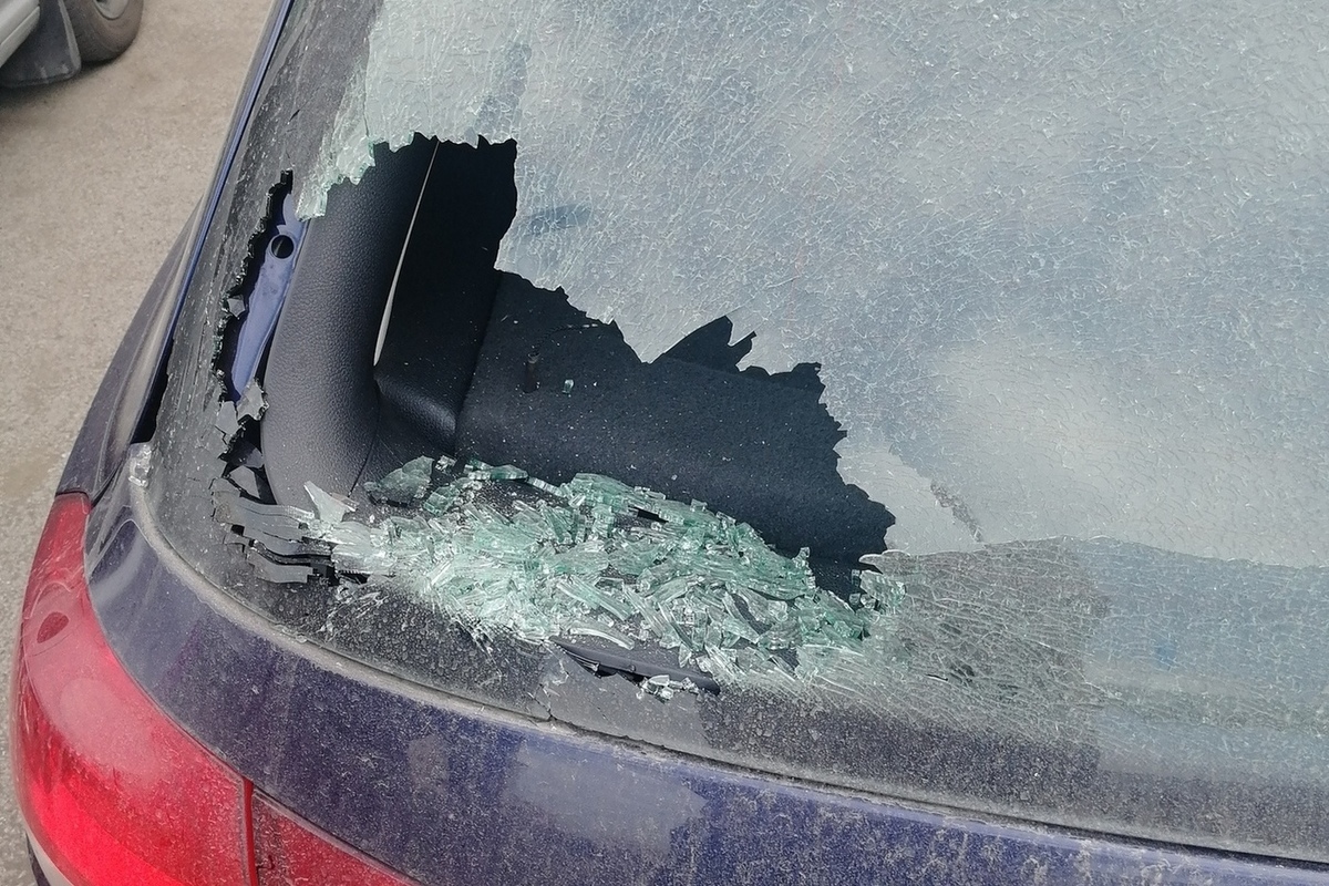 Разбили машину камнем. Разбитое заднее стекло. Разбитое автомобильное стекло. Разбитые стекла в машине. Разбитое заднее стекло машины.