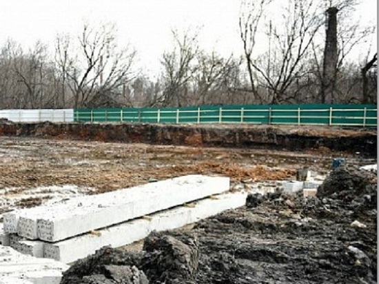 В Ярославле строительные «недострои» решили спрятать за заборами