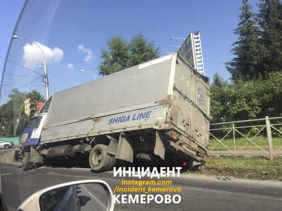Грузовик завалился на бок в Кемерове