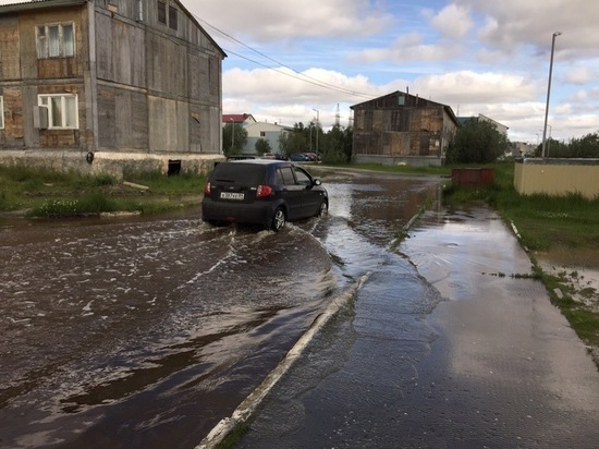 Улицу в Губкинском полностью затопило после дождя