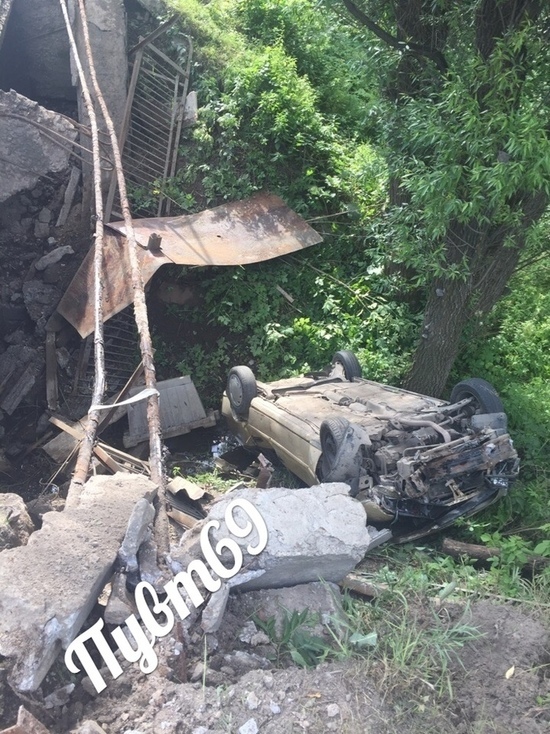 Сотрудники ГИБДД нашли владельца автомобиля, упавшего с моста в Твери