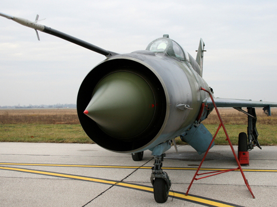 На постамент установлен истребитель МиГ-21
